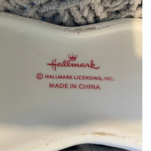 Hallmark Penguin with a Snowball Tealight - Picture 2 of 4